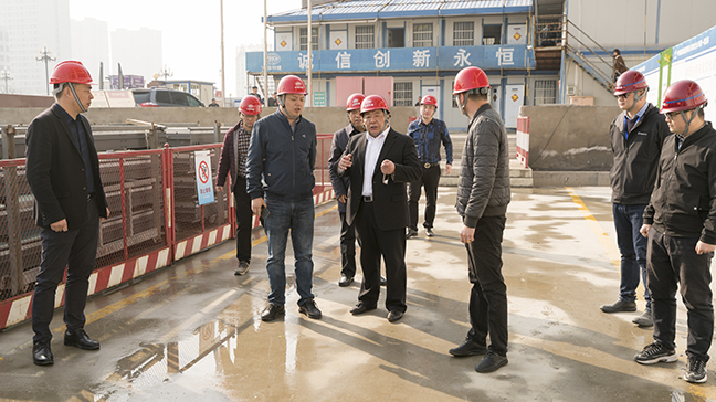 1：圖為戴董事長(zhǎng)一行檢查先鋒國(guó)際廣場(chǎng)三期酒店寫字樓項(xiàng)目施工現(xiàn)場(chǎng)。.jpg